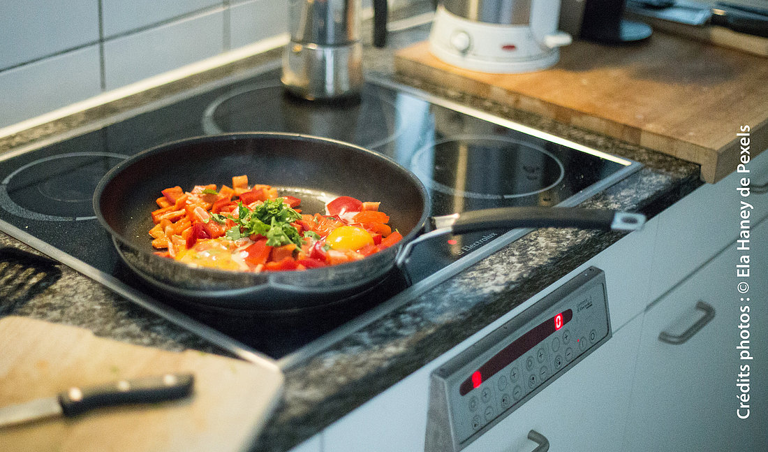 cuisine d'un plat avec les restes d'un repas